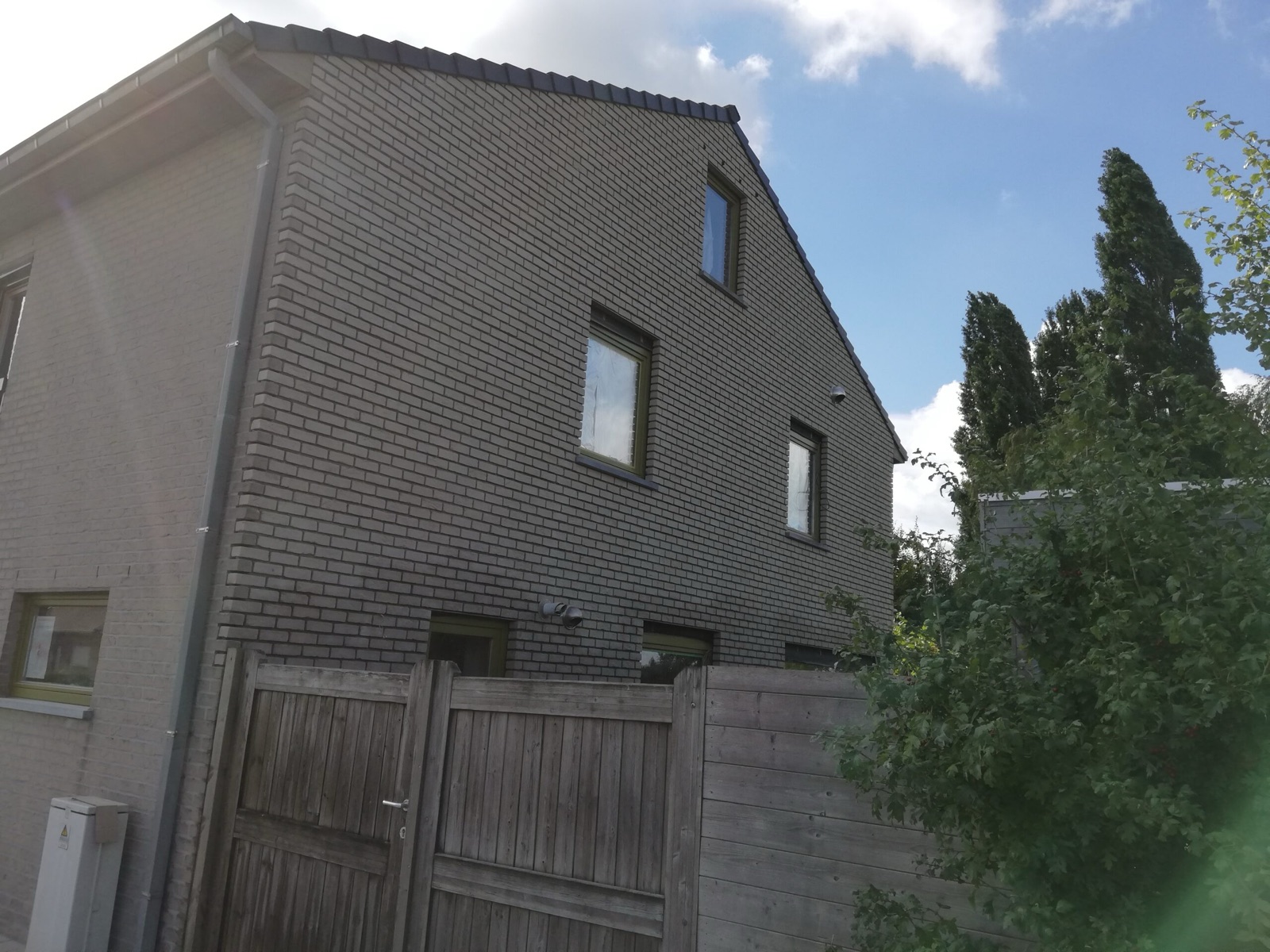 Achterkant van een afgewerkte nieuwbouwwoning