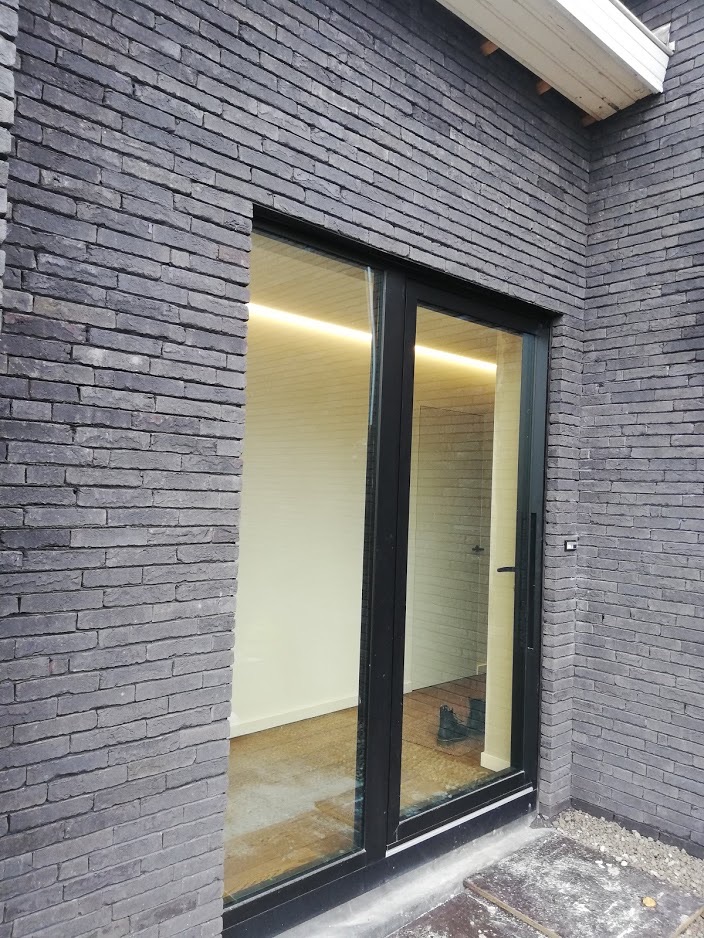Frontaal aanzicht van een nieuwbouwgevel