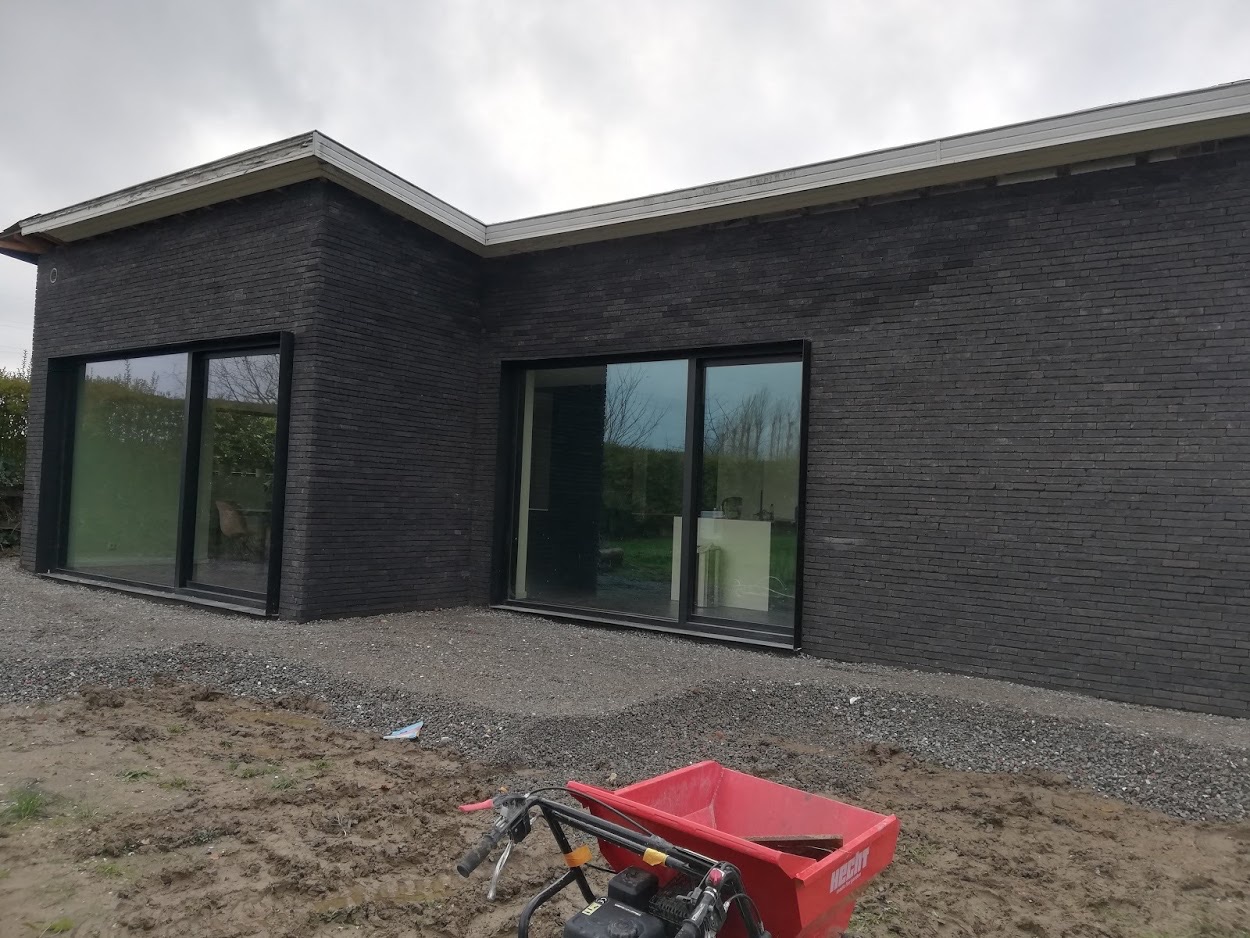 Strakke nieuwbouwwoning met grote glaspartijen