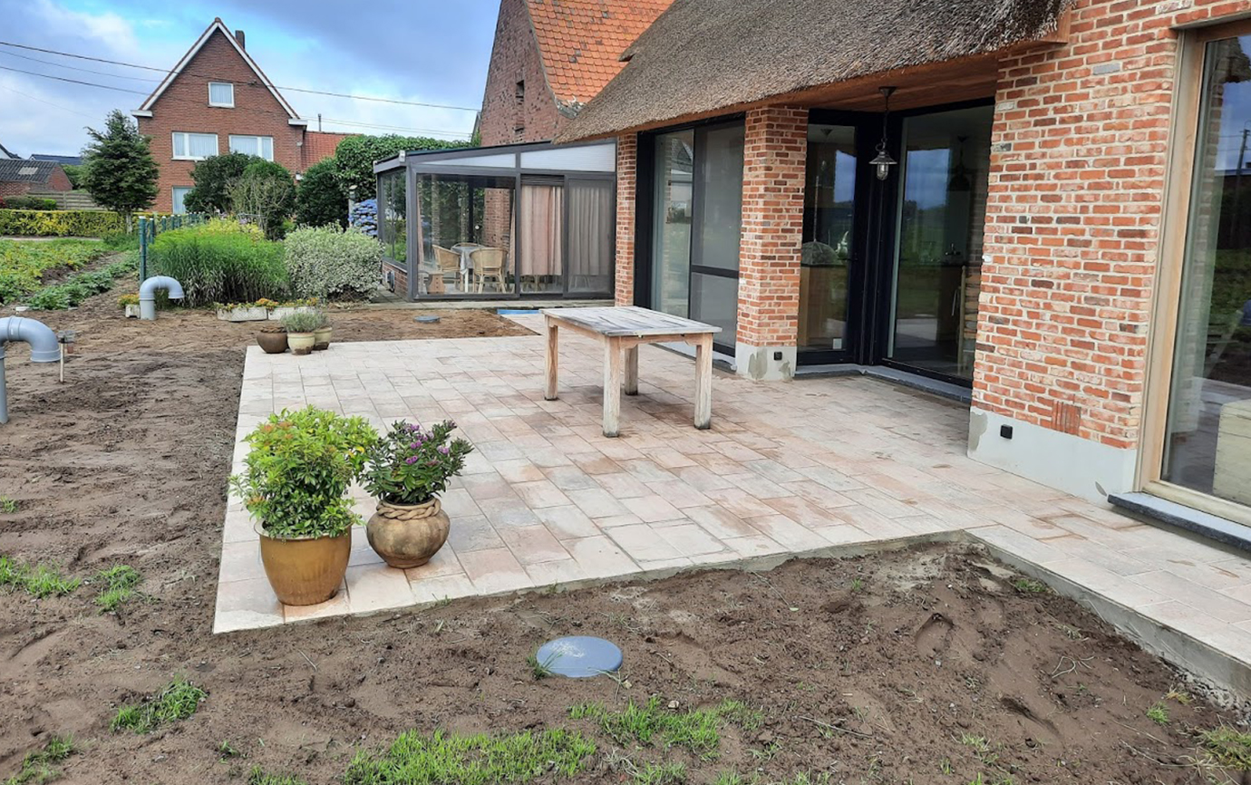 Pas aangelegd terras en oprit met grijze klinkers