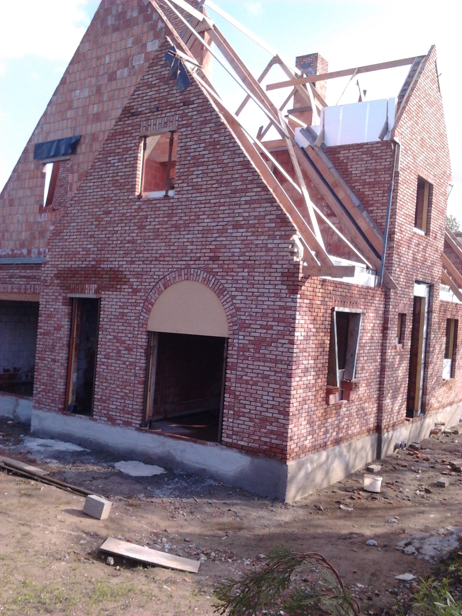 Nieuwbouw in opbouw met rode bakstenen