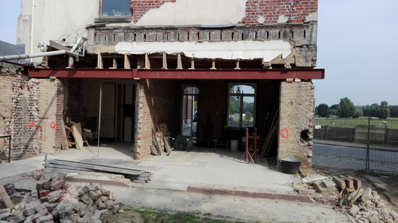 Ruwbouw met zichtbare poutrels en steunconstructie
