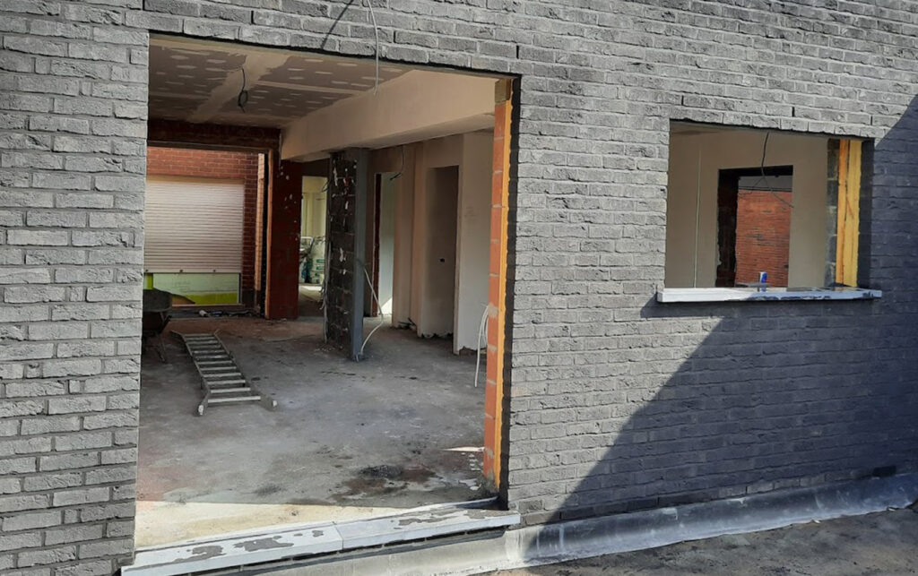 Renovatieproject met grijze bakstenen gevel