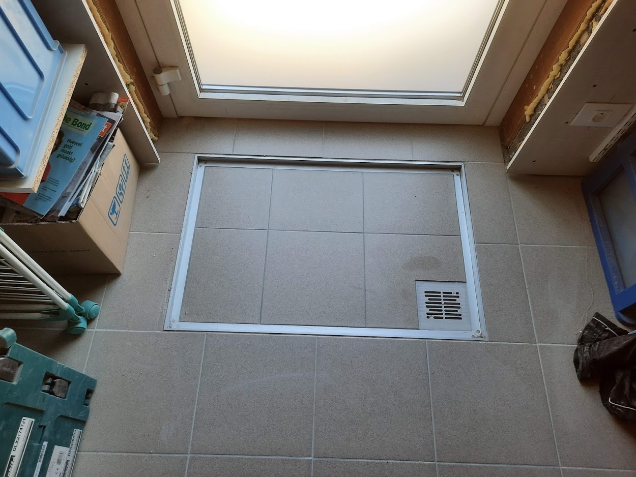 Badkamer met lichte wand- en vloertegels