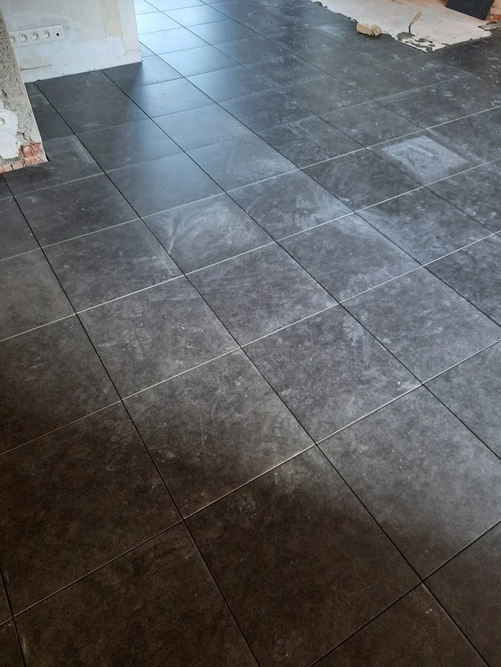 Tegelvloer in donkere natuurtinten